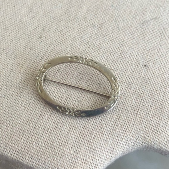 Vintage Jewelry - Vintage Silver Tone Brooch